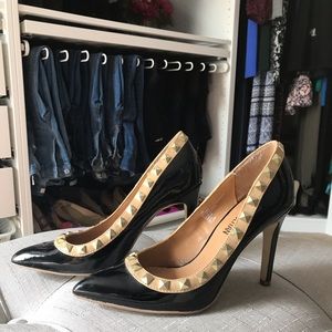 Cosmopolitan black studded pumps